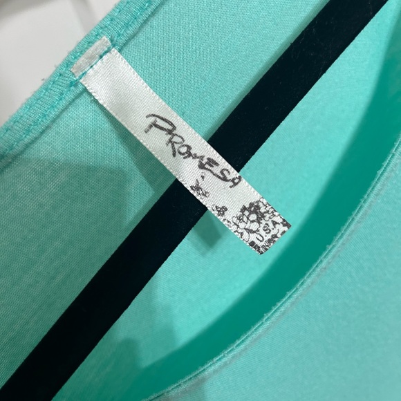 PROMESA | seagreen flowy blouse w/crocheted detail on mid-length sleeves - Picture 5 of 6